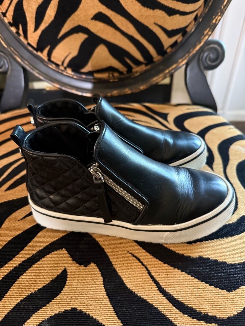 Girls Size 2 Steve Madden Leather Slip-On Platform Sneakers with White Soles - Picture 2 of 7